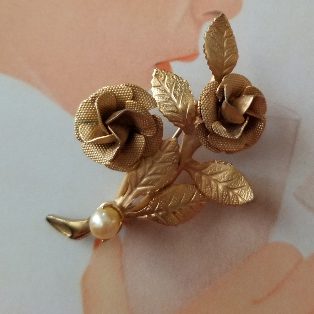 ❗Vintage Brushed Gold Floral Rose Dainty Pearl Detail Brooch❗